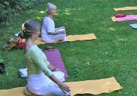 yoga-im-garten-bei-devimata-2008_01